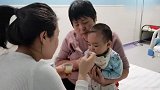 妈妈喂小孔宝喝小米粥，奶奶必须给抓着俩小手，要不然太不听话了