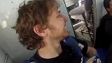 瑞士小伙玩出了新花样，嘴里叼着汉堡极限跳伞，看着都刺激