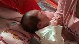 小宝宝一直在哭，没想到妈妈一抱起来，宝宝立马停止哭泣了！