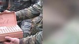 男子探险途中意外发现“铁箱”打开一看藏有宝物