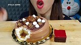 美女试吃巧克力脆皮冰淇淋能量棒、巧克力脆皮蛋糕球、慕斯蛋糕