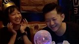突然的亲了爸爸一下，自己害羞的捂住了脸，爸爸满脸都是惊喜和幸福感，把在场的人全都惹笑了，因为画面真的好甜好甜！
