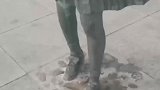谁啊？这么贴心？还给雕像喂瓶水