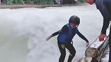 小孩冲浪的本事,这技术堪比职业选手啊