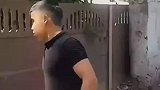 男子想将墙给踹倒，结果下一秒泪流满面