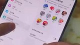 男子将珠子放在屏幕上，通过按压使屏幕故障