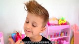 萌娃为小萝莉做新发型,结果把萝莉变成印度人萝莉被自己丑哭