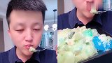 吃冰小伙子直播了，一大份奶酪冰沙吃的超过瘾，是我向往的生活