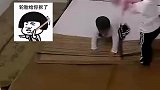 监控下的三胞胎拆家日常，三兄弟齐心协力把床上东西全扔了！