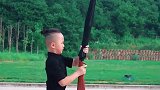 少年强则国强，六岁小朋友走出军人的气势，网友未来的接班人