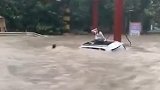 四川宜宾暴雨车被淹 3人坐车顶绝望求助