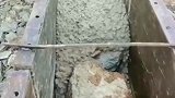 混凝土里放这么大石头，是为了省料还是在偷工减料到底为什么