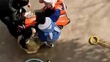 俩娃争夺座驾，一个惨败一个拔腿就跑
