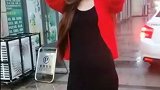 小姐姐穿红色的开衫和黑色连衣裙的装扮，优雅又精致！