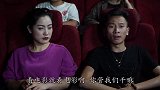 夫妻俩不顾别人感受在电影院吵架，岂料遭到腰鼓队的绝地反击！