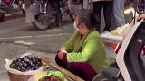 大妈在街边摆摊，看见巡逻人员直接扭头