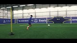 特效满分！埃弗顿队内射门挑战 美女球王巾帼不让须眉