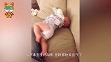 1岁宝宝硬是要自己喝奶，接下来宝宝的动作，爸妈都快笑岔气了