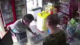 男子超市买烟，把老板耍的团团转，要不是监控谁信