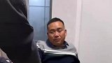 军人男友向女友爸爸俯身敬酒时