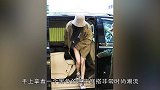 杨幂现身机场穿牛仔短裤秀大长腿，偷偷给粉丝比剪刀手十分可爱