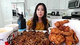 美女吃黑豆火鸡面，配上满桌子鸡腿，超满足