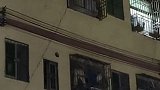 女孩坠楼瞬间，被众人用棉被接住。听大家的呼喊，看努力扯好被子的人们，感动！ 惊险