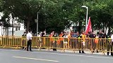 武汉球迷远征苏州无法入场 摇旗呐喊为卓尔助威