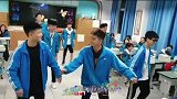 后排学生从没让人失望过,一段舞蹈逗笑班级老师和同学