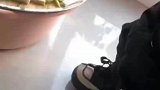 小男孩去外婆家，把外婆刚晒的萝卜藏裤裆