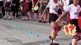 女孩街头表演花式轮滑，这也太丝滑了吧