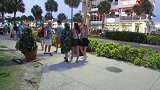 国外恶作剧，男子伪装成草人恶搞路人，美女被吓得大叫起来