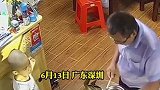 广东深圳：男子洗车误踩油门撞塌汽修店，万幸小孩没有受伤