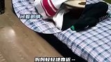 小女孩晚上躺在床上练琵琶