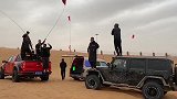 老爷们儿挺会玩，到阿拉善越野还带一辆五菱神车