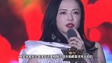 姚晨身材真好，一袭白裙勾勒出曼妙曲线，看不出已是四十岁的辣妈