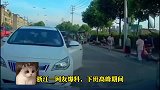 男子逆行被堵，负气弃车而去