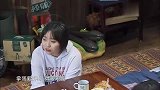 李雪琴给蘑菇屋的人上了一课，抱着鸡就往外扔，黄磊看愣