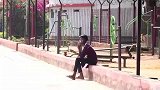 恶搞作死男子突然将路人的香烟浇灭，下一幕好戏就要来临了！