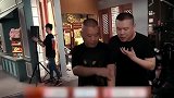 岳云鹏师父您抢妆，我在门口蹲着