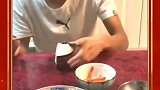 刚才妈妈给我盛饭，我说盛半碗就够了，可她没错的确是半碗