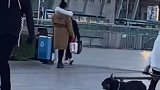 自来熟的狗狗竟跟人抢滑板玩，抢到后溜之大吉一路滑跑众人追
