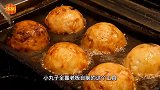 老板街头卖章鱼小丸子，用“神器”一次制作180个，真牛！