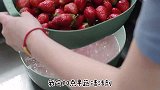 嘟嘟今天尝到了蘸草莓酱的吐司，快乐的花枝乱颤