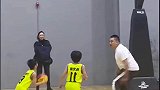爸爸们与孩子们的篮球争霸赛，满满都是技术较量