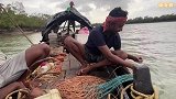 胆大的印度渔民，作死在恒河夜钓，2米长的巨型大黄鳝不断上钩