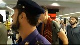 意甲-1718赛季-希克抵达罗马 保镖前后簇拥球迷夹道欢迎-专题