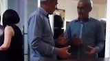 搞笑配音：长得完全一样的两个人，太有意思了