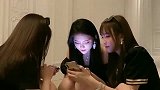 三位美女蹲着玩手机，这一幕令无数男同胞看傻了，太美！