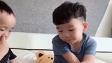 相差2岁的哥哥，检查弟弟背诵三字经，下一秒原谅我笑出声了！